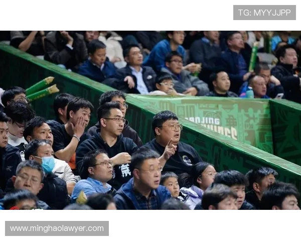 杭州篮球队团队协作引发热议球迷对战术配合与球员表现展开激烈讨论