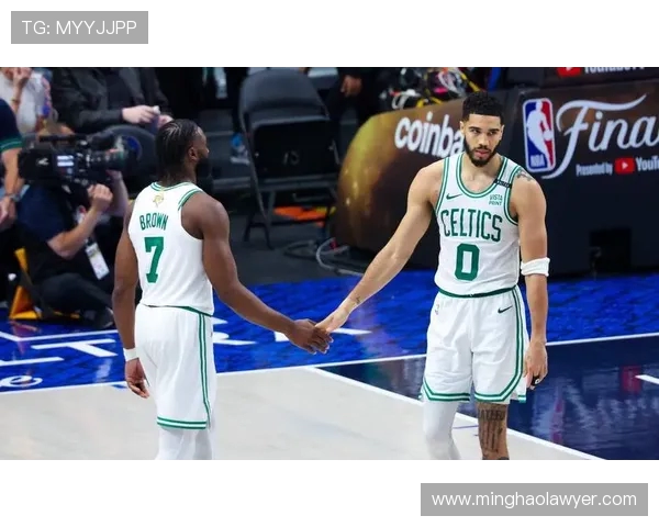 凯尔特人与骑士的巅峰对决回顾与精彩瞬间分析 凯尔特人与骑士的巅峰对决回顾与精彩瞬间分析